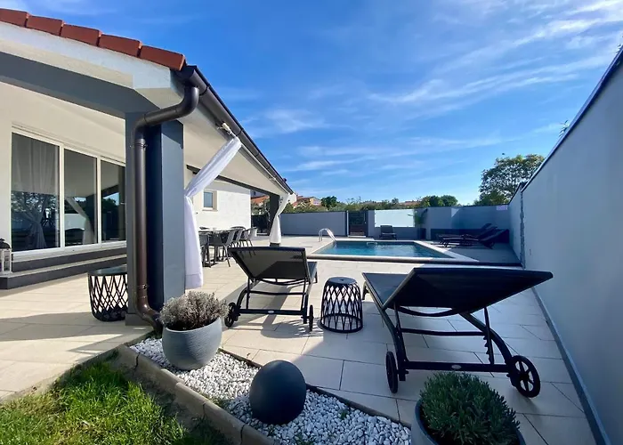 50 Shades Of Grey Vila