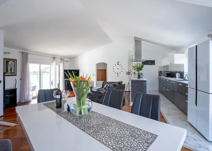 50 Shades Of Grey Vila